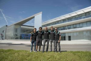 IL TEAM PETRONAS SEPANG RACING A SCUOLA DI FLUIDI DAI COLLEGHI DEL CENTRO R&T PETRONAS DI TORINO