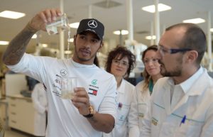 Lewis Hamilton in visita al Global Research & Technology Centre di PETRONAS Lubricants International a Santena (TO) nel febbraio scorso