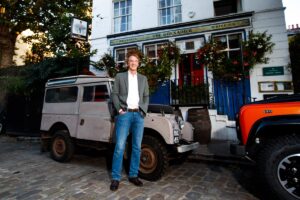 Jim Ratcliff, CEO Ineos davanti al pub The Grenadier di Londra